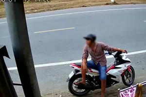 Clip hành động bất ngờ của nam thanh niên giữa thanh thiên bạch nhật