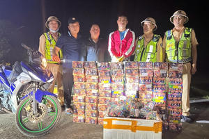 Hà Tĩnh: Lực lượng CSGT bắt giữ đối tượng vận chuyển pháo trái phép