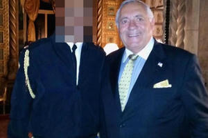 Người giữ vali hạt nhân “bỏ rơi” ông Trump Người giữ vali hạt nhân “bỏ rơi” ông Trump