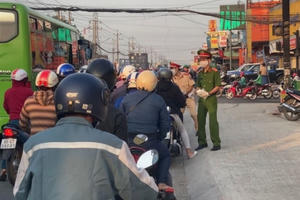 Đồng Nai: Công an huyện Nhơn Trạch phát 15.000 khẩu trang miễn phí cho người dân