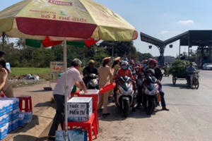 Ấm lòng với hình ảnh Công an Đồng Nai phát nước suối, khăn lạnh cho người đi đường