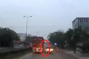 [Clip]: Vượt xe container bất thành, xe bán tải mất lái tông thẳng vào gốc cây