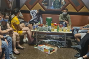 Bất chấp “lệnh cấm” quán karaoke vẫn mở cửa đón khách giữa mùa dịch Bất chấp “lệnh cấm” quán karaoke vẫn mở cửa đón khách giữa mùa dịch