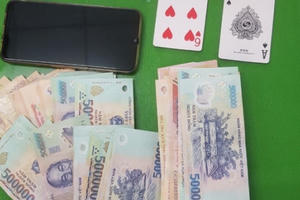 Cần Thơ: Khởi tố 11 đối tượng đánh bạc ăn tiền bất chấp giãn cách xã hội