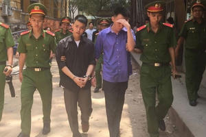 Bà lão thuê người “xử” trai trẻ