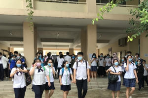 Học sinh Bình Dương phấn khởi trở lại trường lớp