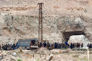 Phiến quân IS ở Syria lũ lượt chui từ dưới hầm lên đầu hàng