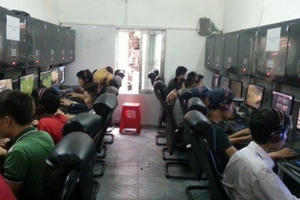 Cấm cửa quán “nét” sau 22h: ban hành quy định rồi… quên?