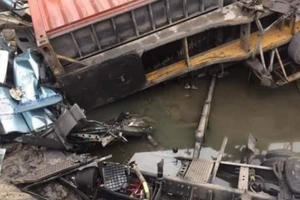 Quảng Ninh: Mất lái, xe đầu kéo đâm vào thành cống khiến tài xế tử vong