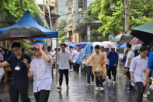 Quảng Ninh: Thí sinh “đội mưa” bước vào ngày cuối thi tốt nghiệp THPT năm 2024