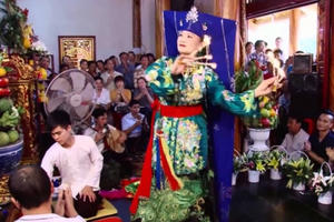 Hầu đồng “càn quét”… linh tự