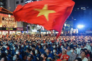 Hàng nghìn người “cháy hết mình” với U23 Việt Nam trên phố đi bộ Nguyễn Huệ