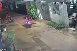 Video: Rợn người cảnh cháu bé lao sang đường bị xe máy húc trực diện bất tỉnh
