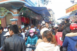 Hà Nội: "Thiên đường mua sắm" kiếm bộn tiền sau trận rét kỷ lục
