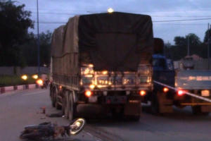 Bình Dương: Xe máy va chạm với xe tải, 1 người tử vong