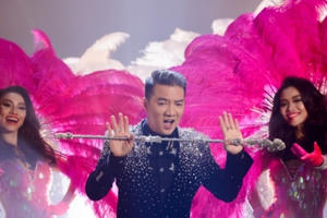 Mr Đàm chi 9 tỉ làm show phủ đầy kim cương