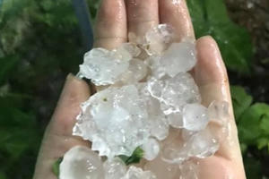 Sơn La: Bất ngờ xuất hiện mưa đá với mật độ dày đặc