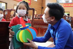 500 suất quà dành tặng con thanh niên công nhân có hoàn cảnh khó khăn tại Bắc Ninh