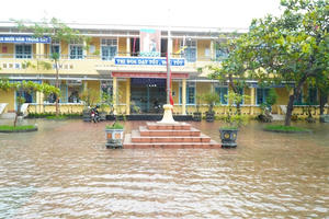 Huế cho học sinh nghỉ học để đảm bảo an toàn trong mưa lũ Huế cho học sinh nghỉ học để đảm bảo an toàn trong mưa lũ