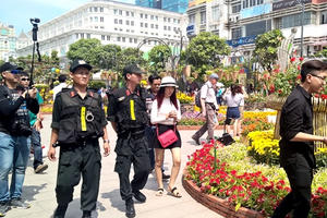 Cảnh sát mật phục giữ an ninh đường hoa Nguyễn Huệ