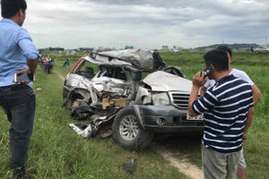 Cố lao qua đường sắt ô tô 7 chỗ bị tàu hỏa húc văng, 2 người tử vong tại chỗ