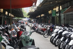 Nhiều cửa hàng xe máy tại Hà Nội khách "vắng như chùa bà Đanh"