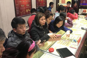 Lão nông vượt 200km, ôm bao tiền về Hà Nội mua vàng Thần Tài Lão nông vượt 200km, ôm bao tiền về Hà Nội mua vàng Thần Tài