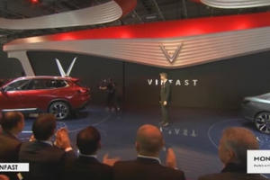 Clip: David Beckham cùng hoa hậu Tiểu Vy khám phá nội thất của VinFast