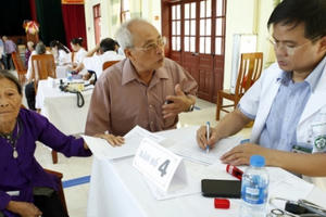 Bệnh viện Bạch Mai khám bệnh, tặng quà cho những người có công với đất nước tại Hà Nam