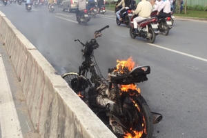 TP HCM: Xe máy bốc cháy trên xa lộ Hà Nội