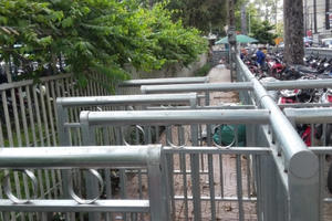 Hình ảnh vỉa hè nhếch nhác, người đi bộ tràn xuống lòng đường ở TP HCM