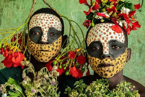 Vẻ đẹp độc đáo trong cách trang điểm, làm tóc của bộ lạc Châu Phi