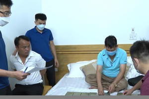 Đang xách 30 bánh heroin đi tiêu thụ thì bị bắt