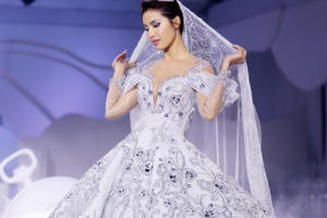 Minh Tú diện váy đính 50.000 viên pha lê