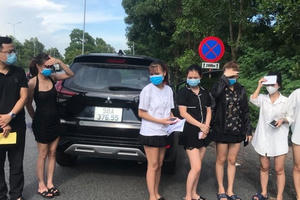 Phát hiện 6 cô gái trẻ trên xế hộp dùng giấy đi đường giả