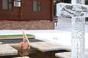 Tổng thống Putin ngâm mình xuống hồ nước lạnh giá