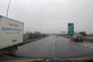 Phát hoảng với xe tải đi ngược chiều lao vun vút trên cao tốc
