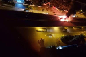 Clip - Hà Nội: Xe giường nằm cháy trơ khung sắt trên vành đai 3