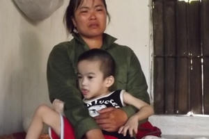 Xót lòng gia cảnh bé trai bị bại não, cả nhà trông vào hơn một sào ruộng