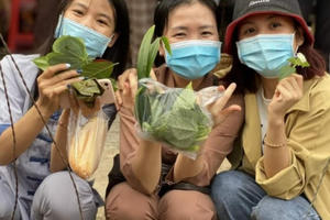 Tấp nập phiên chợ chỉ dùng "lá cây" thay tiền