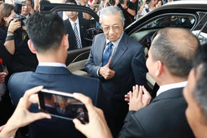 Thủ tướng Malaysia Mahathir Mohamad:  “Xe VinFast rất khỏe, thiết kế đẹp, êm như xe điện”