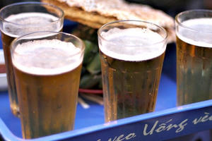 Mượn xe máy và điện thoại để mua thêm bia rồi chiếm đoạt luôn