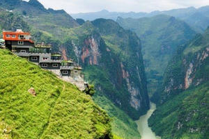 Địa ốc 6AM: Mã Pì Lèng quằn quại trước bê tông