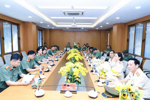 Công an tỉnh Đồng Nai trao huy hiệu 30 năm tuổi Đảng cho ba cán bộ