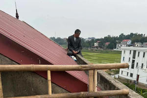 Bắc Giang: Đâm trọng thương mẹ và vợ rồi trèo lên nóc nhà cố thủ
