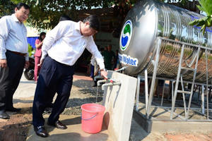 Bí thư Thăng: 'Phải giảm giá nước sạch cho người dân'