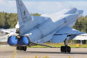 Nga triển khai máy bay ném bom chiến lược tầm xa tới Crimea đáp trả Mỹ