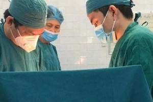 Mổ lấy thai và cắt thành công khối u nặng 2kg cho sản phụ 34 tuổi