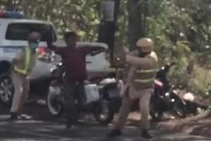 Đắk Lắk: Nam thanh niên say rượu vác rựa đuổi chém CSGT