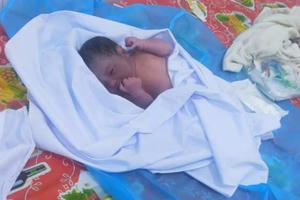 Cứu bé gái sơ sinh còn nguyên dây rốn bị bỏ trong thùng các tông toàn thân tím tái